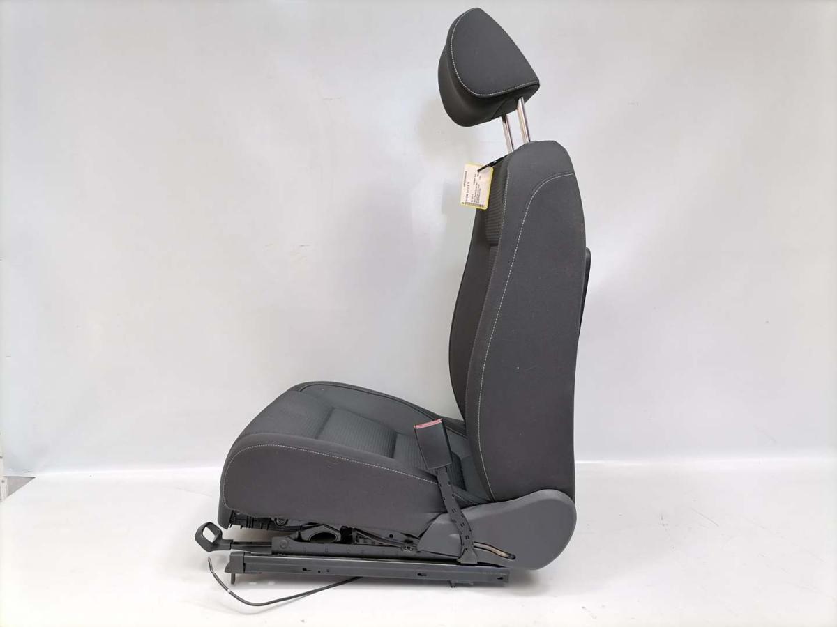 VW Golf Plus original Sitz vorn rechts Stoff dunkelgrau mit Muster Bj.2011